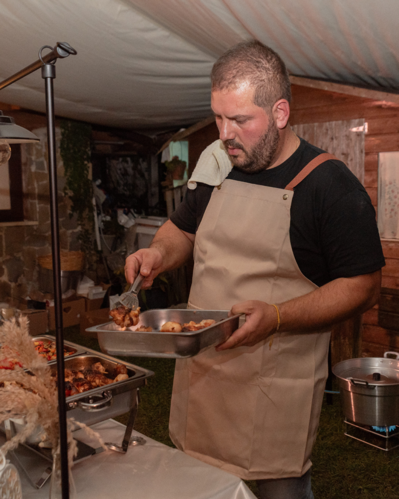 Chef Ambrosia durante preparazione catering per evento