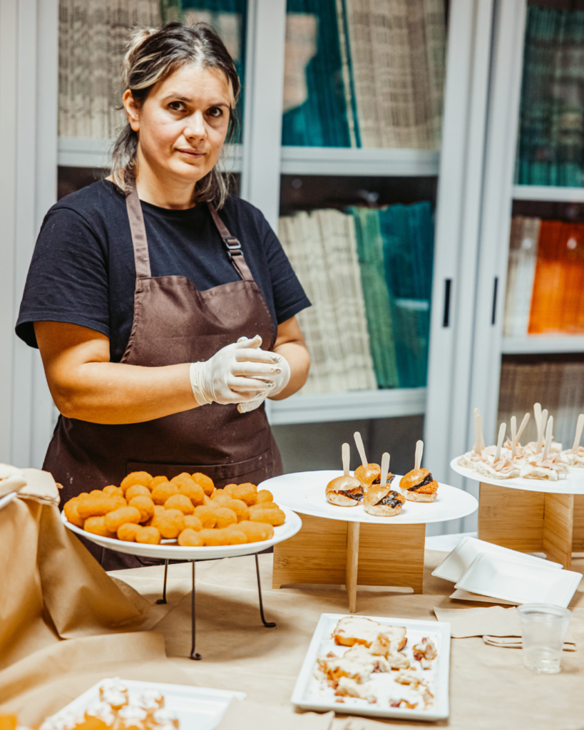 Preparazione aperitivo mediterraneo per catering