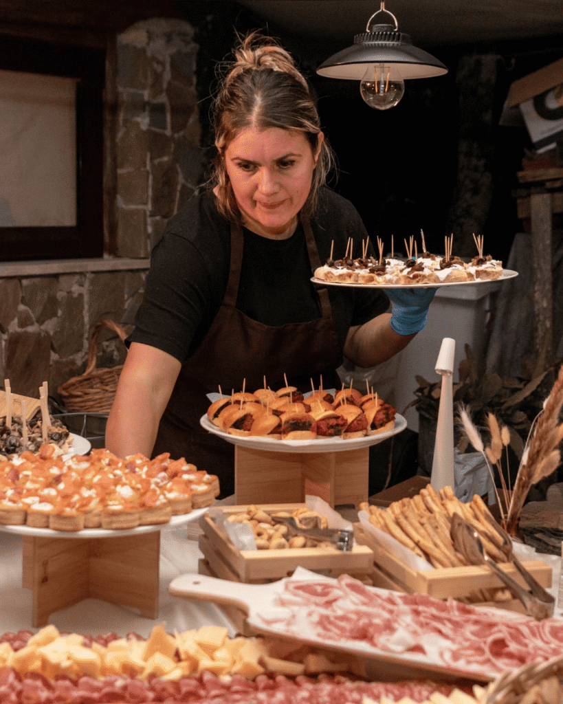 Allestimento catering con specialità mediterranee